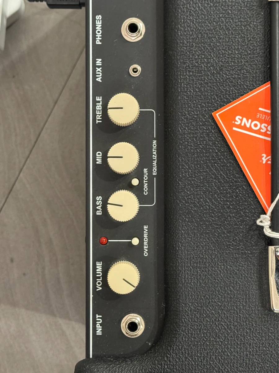 럼블 25의 INPUT·VOLUME·EQ·AUX IN·PHONES.